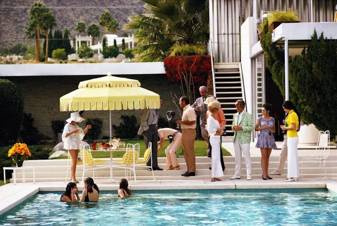 poolside Party" Palm Springs (Slim Aarons Estate Edition)

Gäste am Pool im Wüstenhaus von Nelda Linsk in Palm Springs, Januar 1970. Das Haus wurde von Richard Neutra für Edgar J. Kaufmann entworfen.

Dieses Foto wurde während der gleichen Party