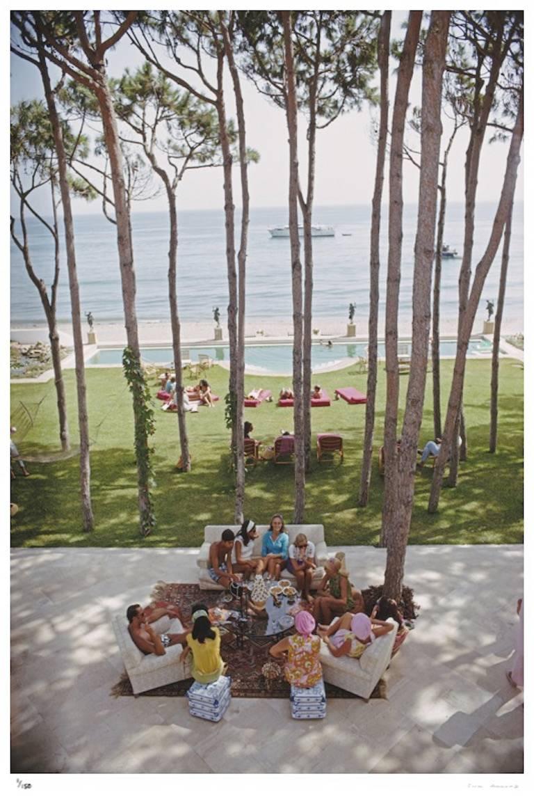 Marbella Hausparty -  Spain – Slim Aarons 20. Jahrhundert Farbfotografie im Angebot 1