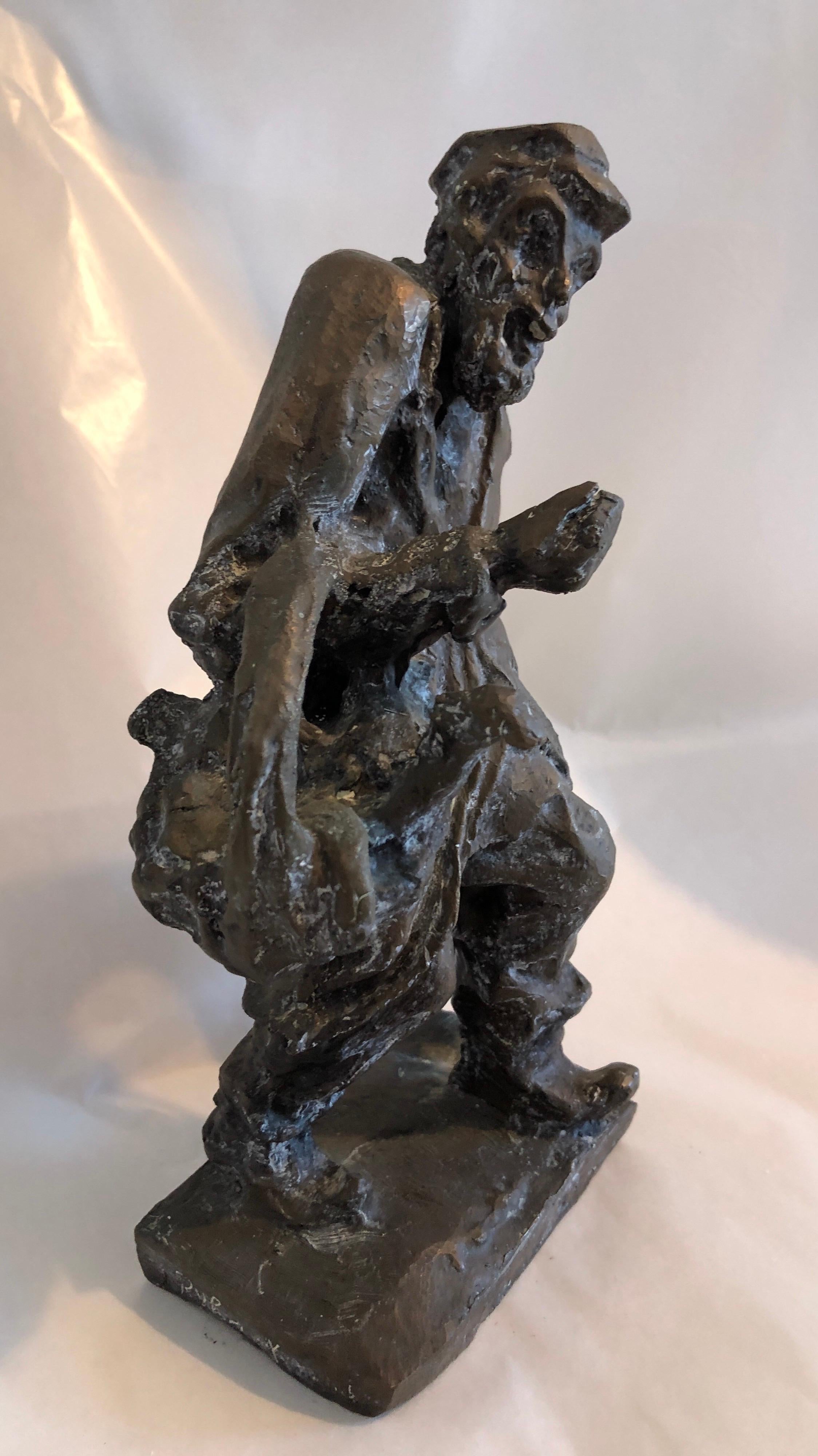 Bronze Judaica Expressionistische Skulptur Russische jüdische Shtetl Gänseblümchen-Peddler aus Bronze (Gold), Figurative Sculpture, von Issachar Ryback