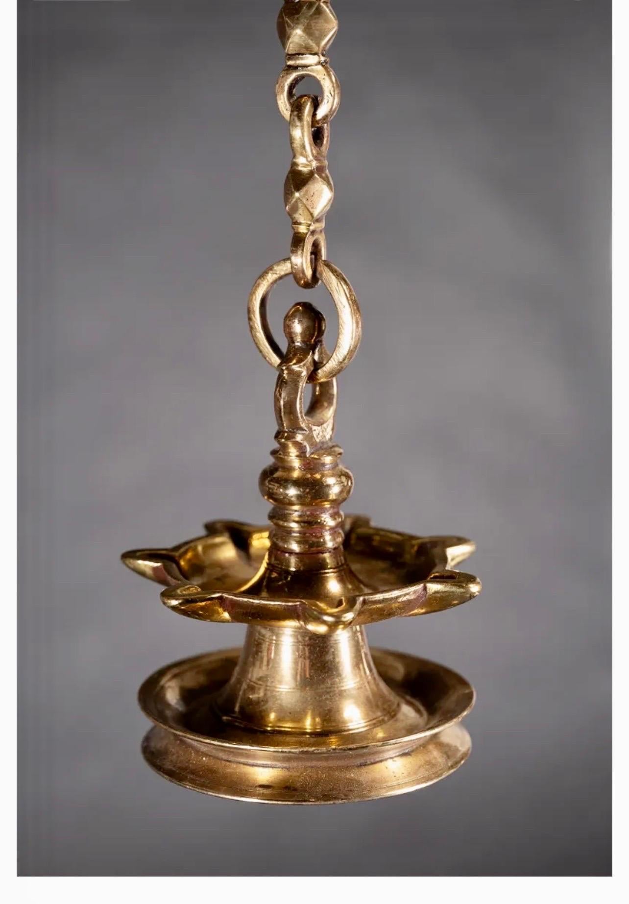 Rare lampe à huile judaïque ancienne suspendue en bronze représentant un Synagogue ou un temple judaïque, avec chaîne en vente 2
