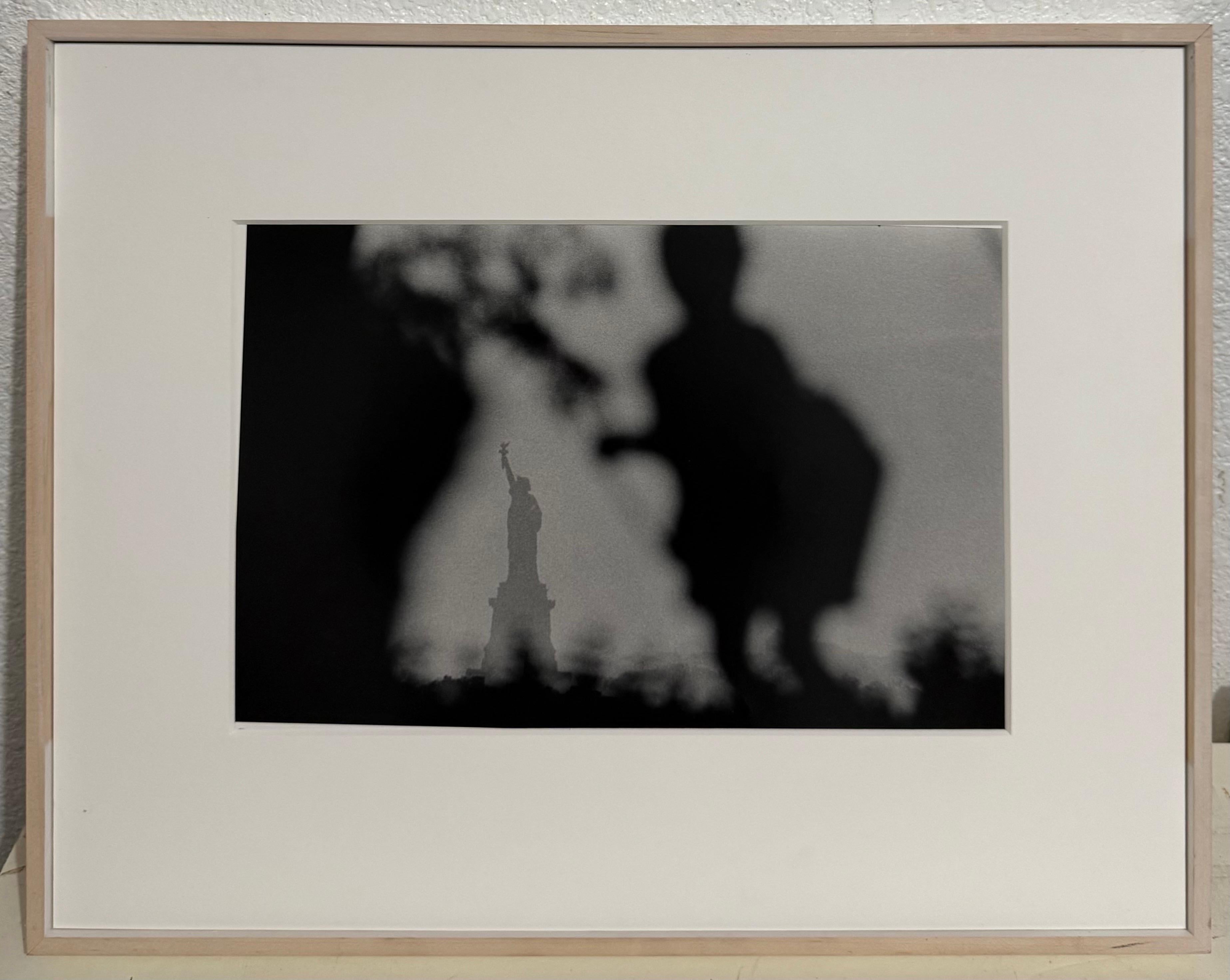 Photographie de la Statue de la Liberté de Julio Mitchel, Cubano-Américain en vente 3