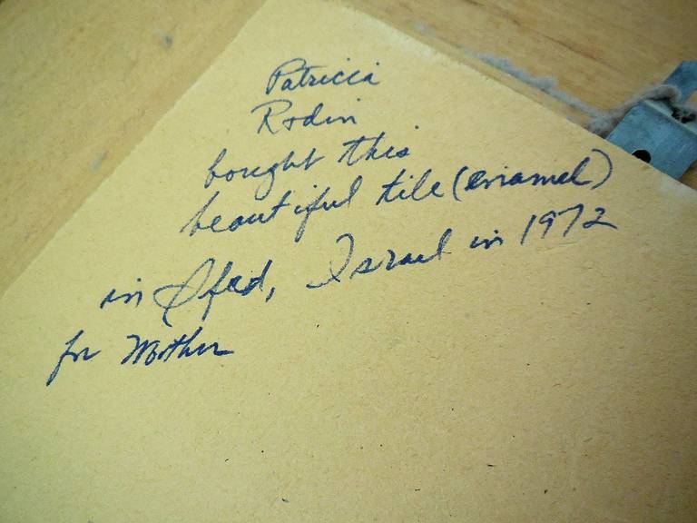 Il s'agit d'une rare plaque en céramique peinte avec un émail glacé par la célèbre artiste israélienne allemande Irene Awret. Elle est signée Awret Safed au verso. La céramique glacée actuelle mesure 10X15 pouces.
Irène Awret est née dans une