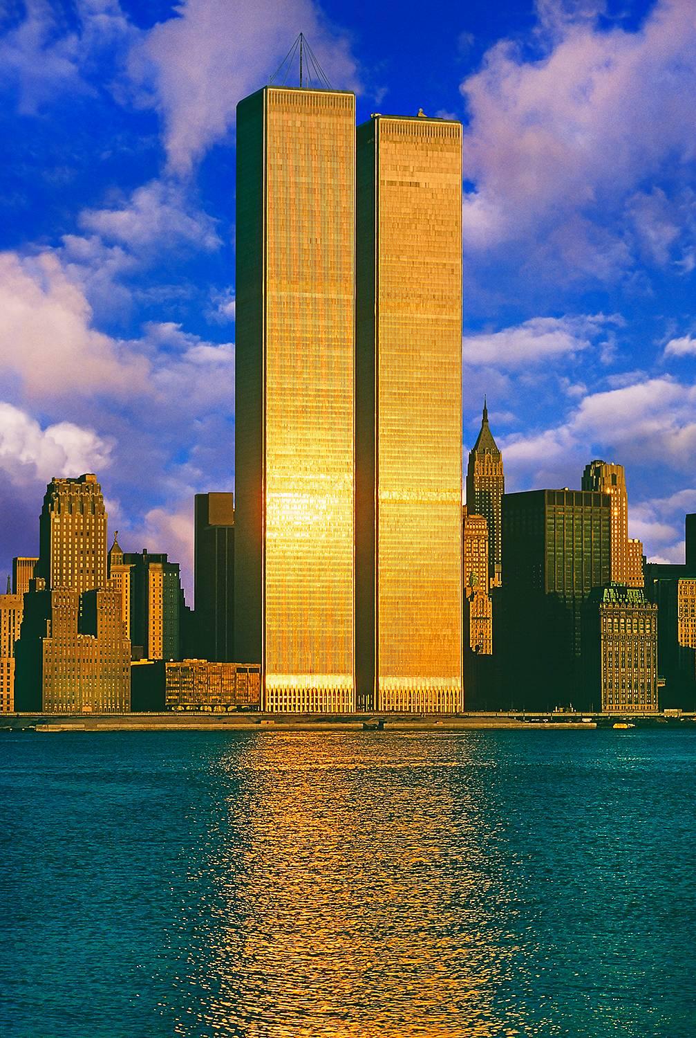 Mitchell Funk Landscape Photograph – Zwillingstürme, World Trade Center in goldenem Licht