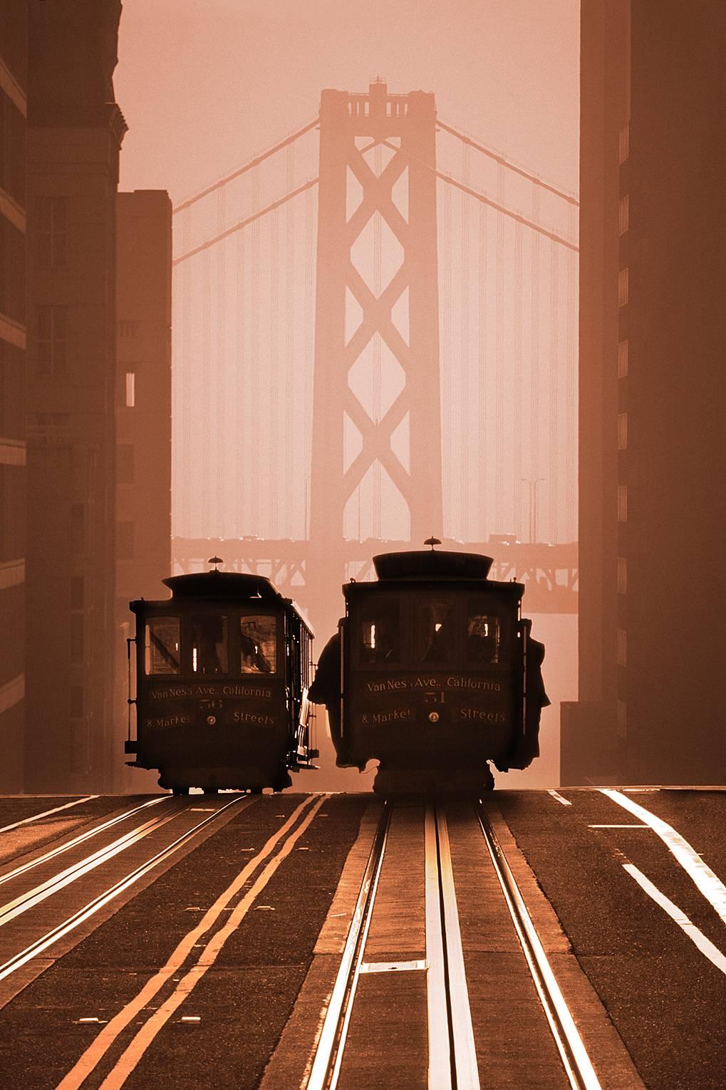 Cars câblés de San Francisco contre le pont de la baie