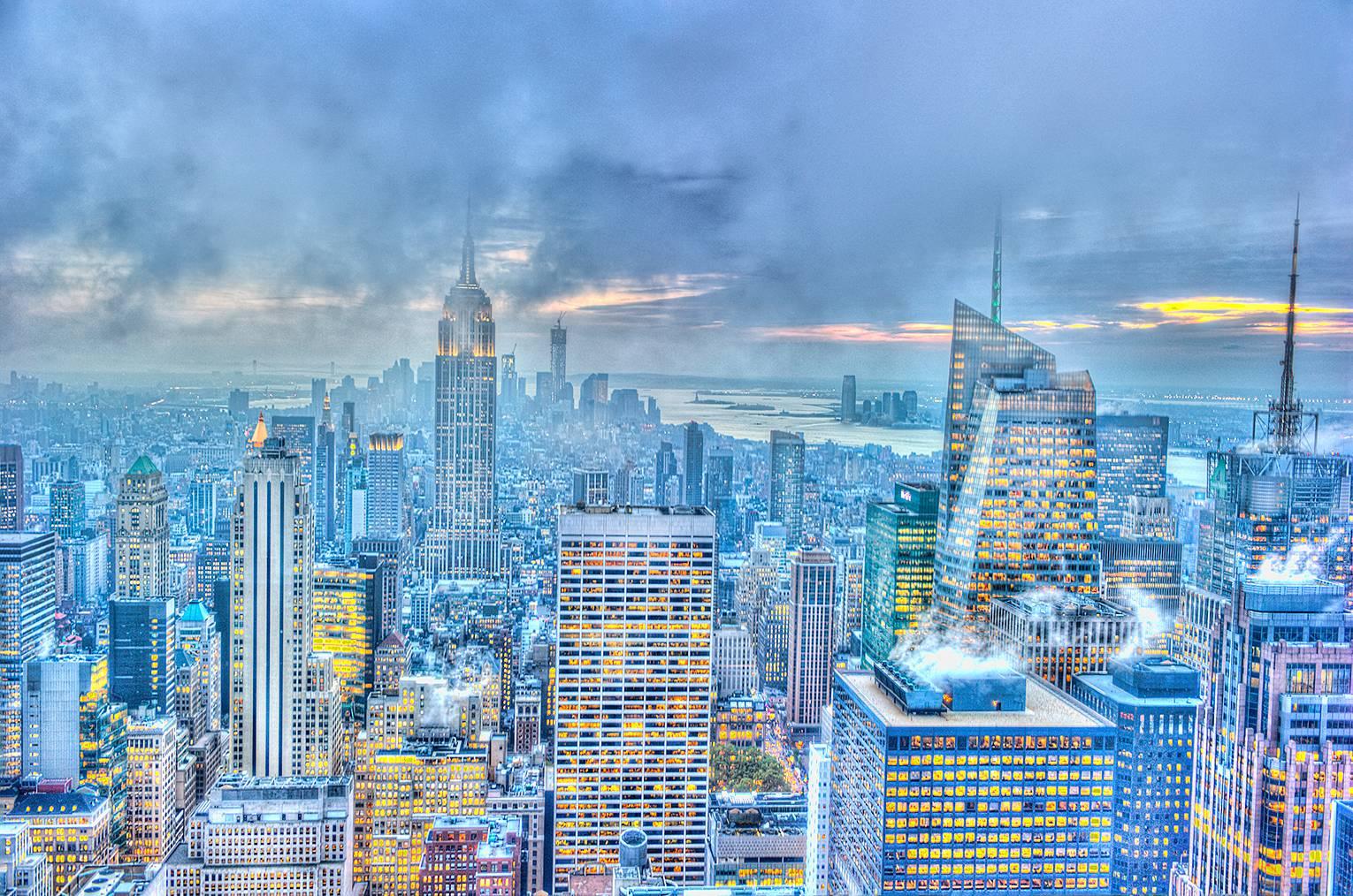 Mitchell Funk Landscape Photograph – Midtown Manhattan in der Abenddämmerung