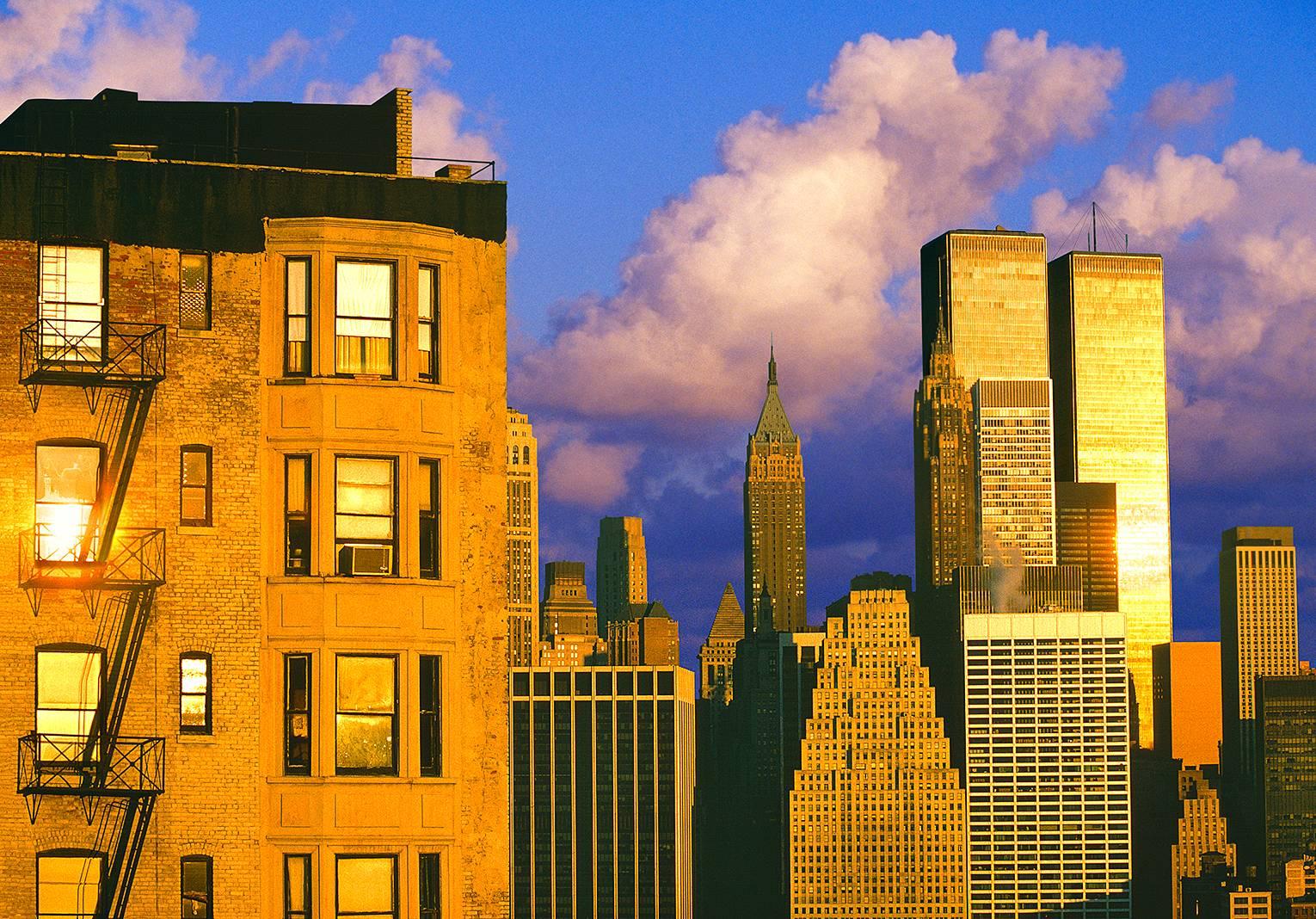 Mitchell Funk Color Photograph – Lower Manhattan getränkt in magisches Licht
