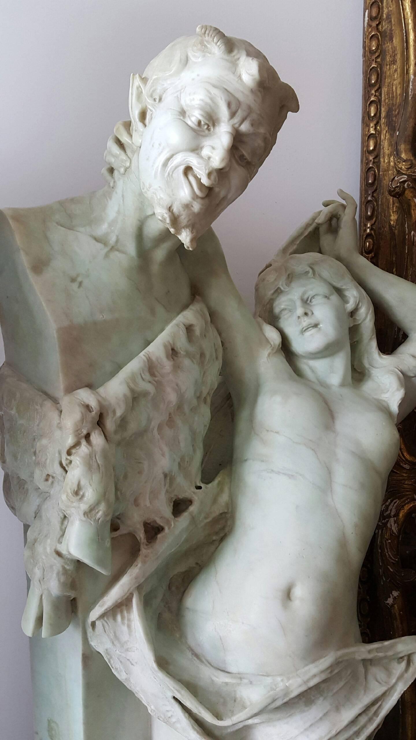 Érotique  Figurine mythologique en marbre, femme nue, bacchante et satyre