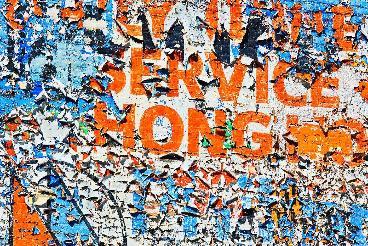 Abstract Photograph de Mitchell Funk - Pared pintada descascarillada con luz rastrera