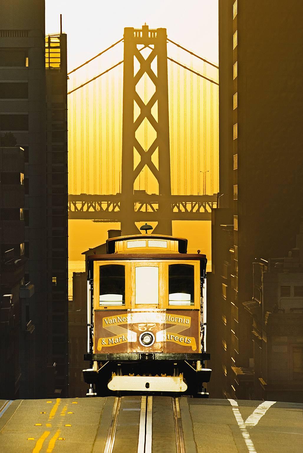 San Francisco Kabelwagen, California Street bei Sonnenuntergang mit goldenem Himmel
