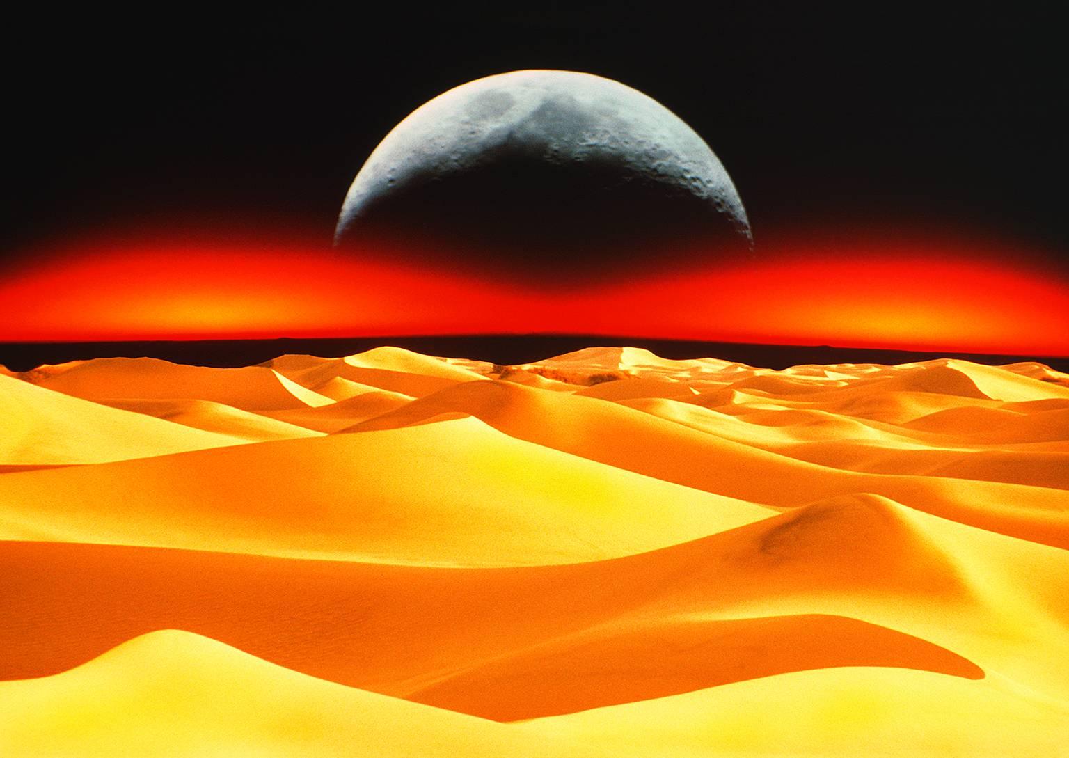 Mitchell Funk Color Photograph – Sci-Fi  Sanddünen zum Mond
