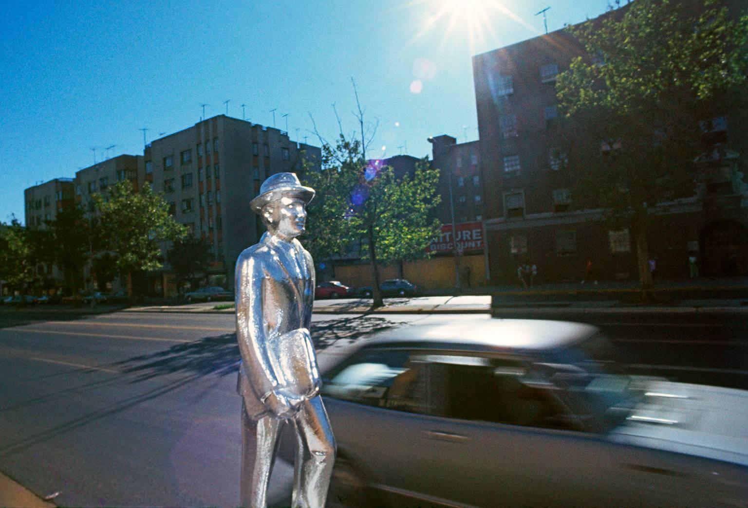 Robert Funk Color Photograph – Silberner Mann in der Bronx