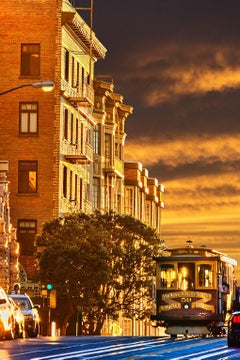 Car à câbles de San Francisco au coucher du soleil