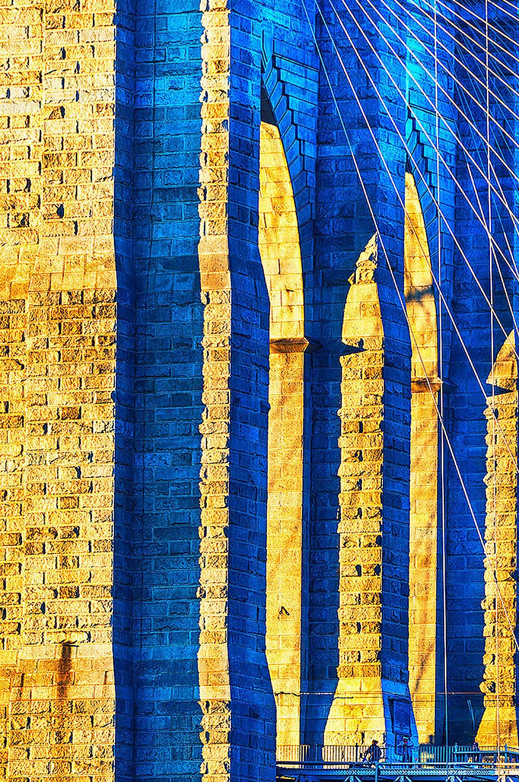 Brooklyn Bridge in Blau und Gold, Farbfotografie von Mitchell Funk 
