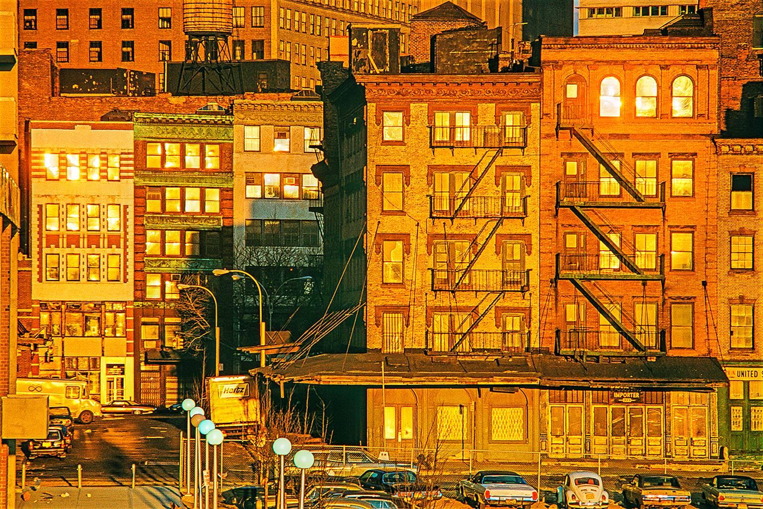 Edward Hoppers Sinn für spätes Licht in Kombination mit der Isolation und Trostlosigkeit New Yorks wird in der Farbfotografie von Mitchell Funk dargestellt. Goldenes Licht taucht das New York der 70er Jahre in einen magischen Glanz und lässt alte