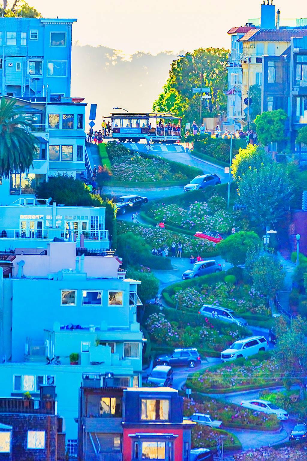 Mitchell Funk Color Photograph – Lumbard Street in  Blau und Türkis , San Francisco, Farbfotografie