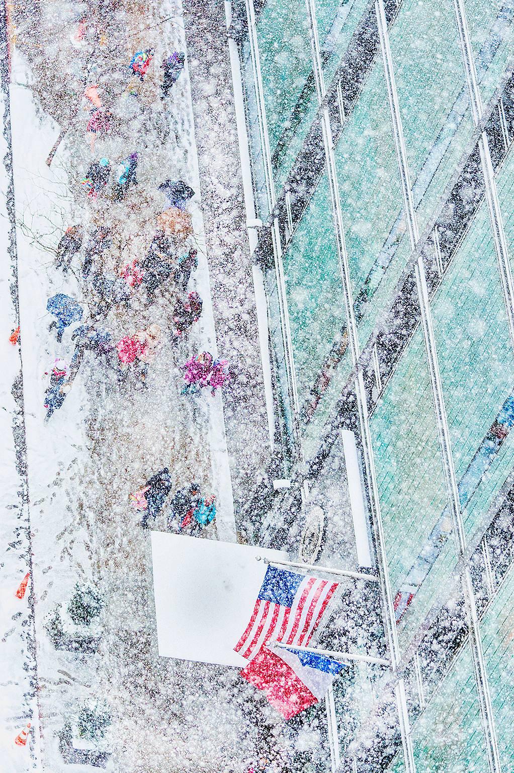 Mitchell Funk Landscape Photograph – Schneeszene mit amerikanischer Flagge in New York City
