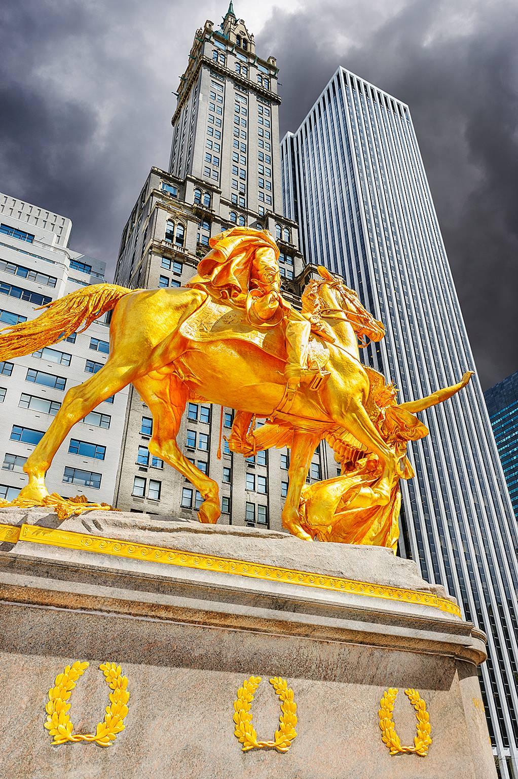 Color Photograph Mitchell Funk - Statue héroïque de Central Park