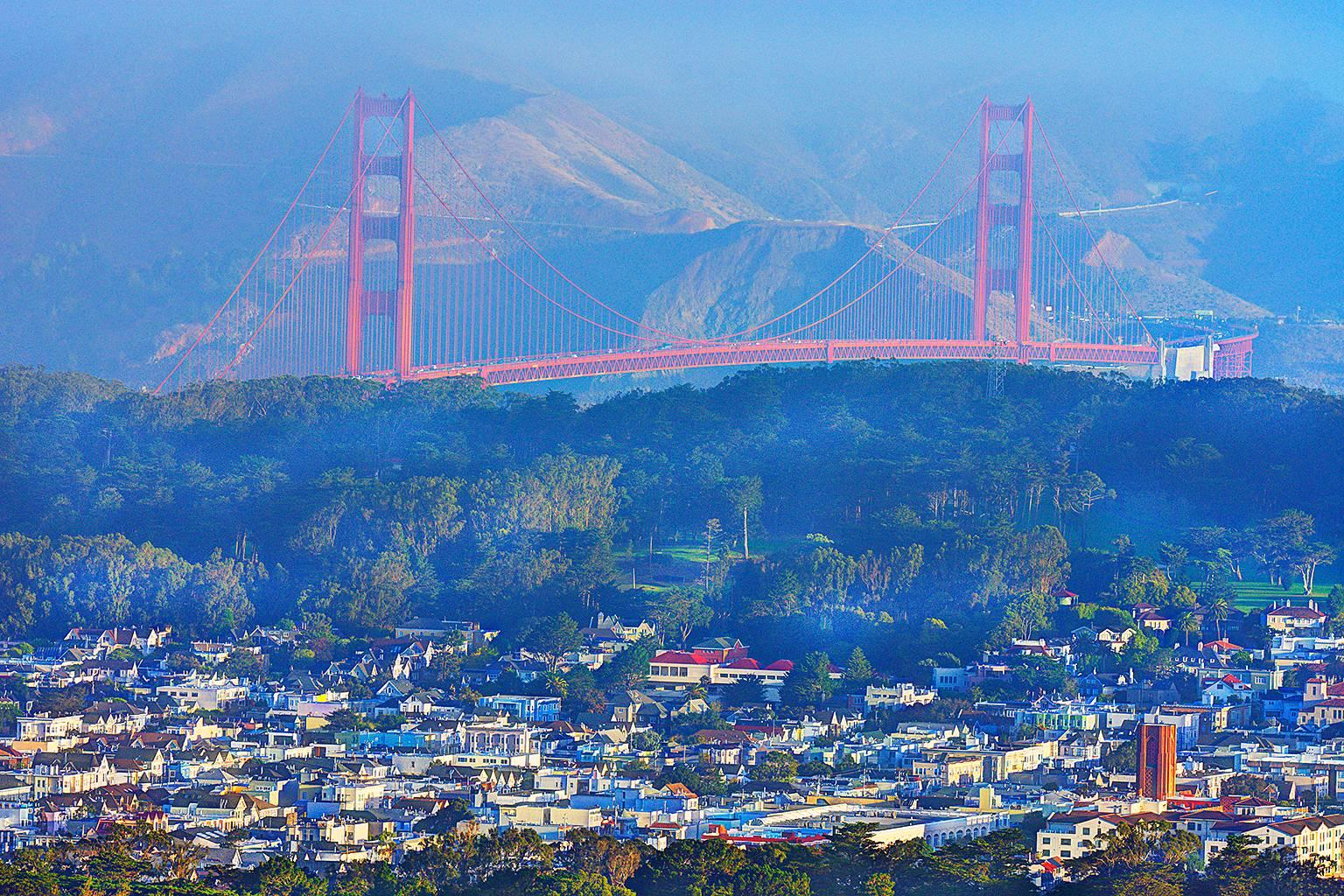 Mitchell Funk Landscape Photograph – Golden Gate Bridge at Sunrise , schwaches Licht in Blau