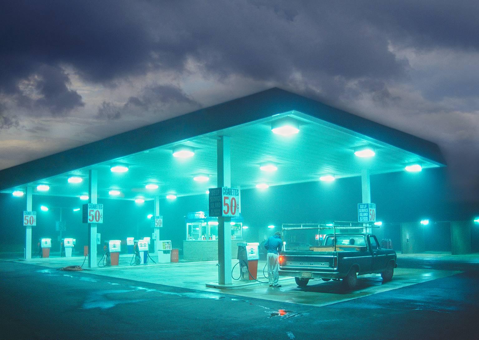 Mitchell Funk Landscape Photograph – Gasstation mit leuchtendem Dach 