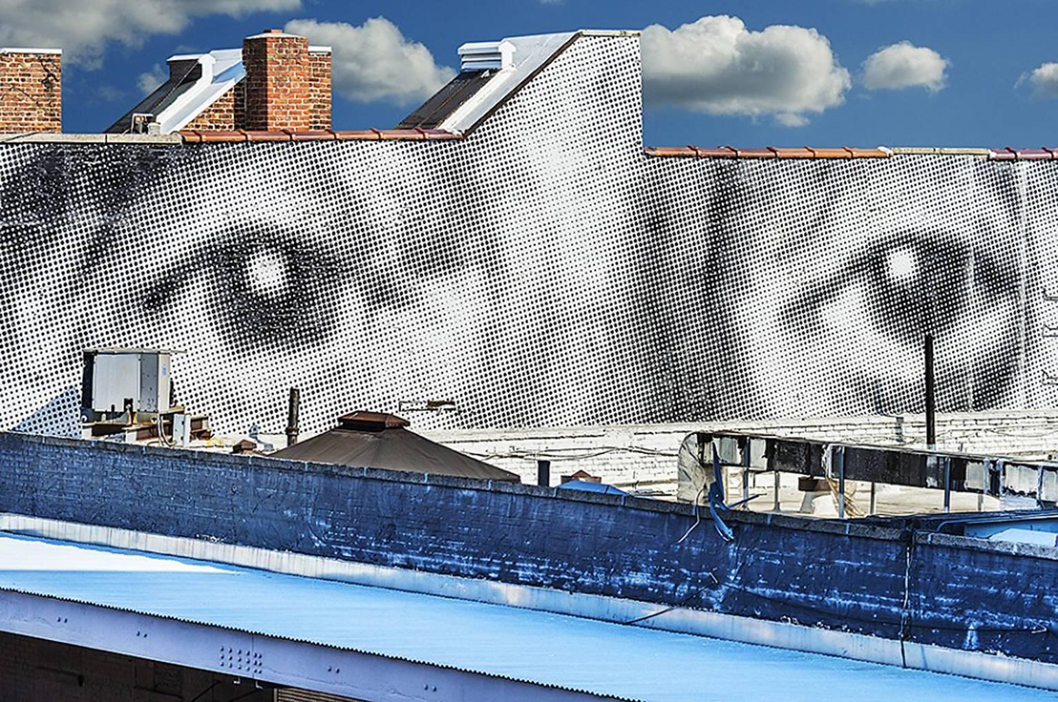 The Wall has Eyes – Straßenfotografie von Mitchell Funk