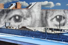 « The Wall has Eyes » (Le mur a des yeux), photographie de rue de Mitchell Funk