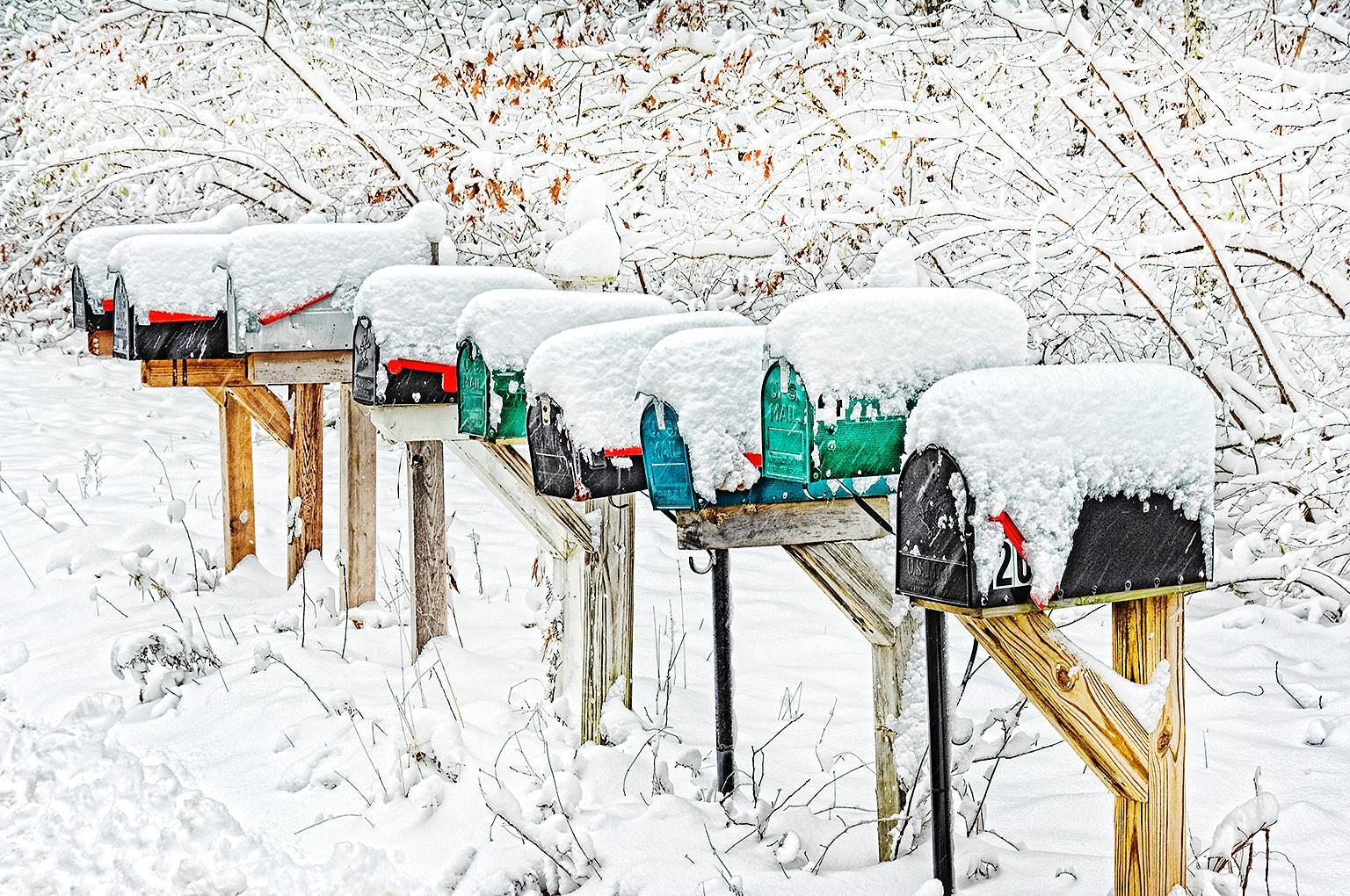 Mitchell Funk Color Photograph – Mailboxen im Schnee, Long Island