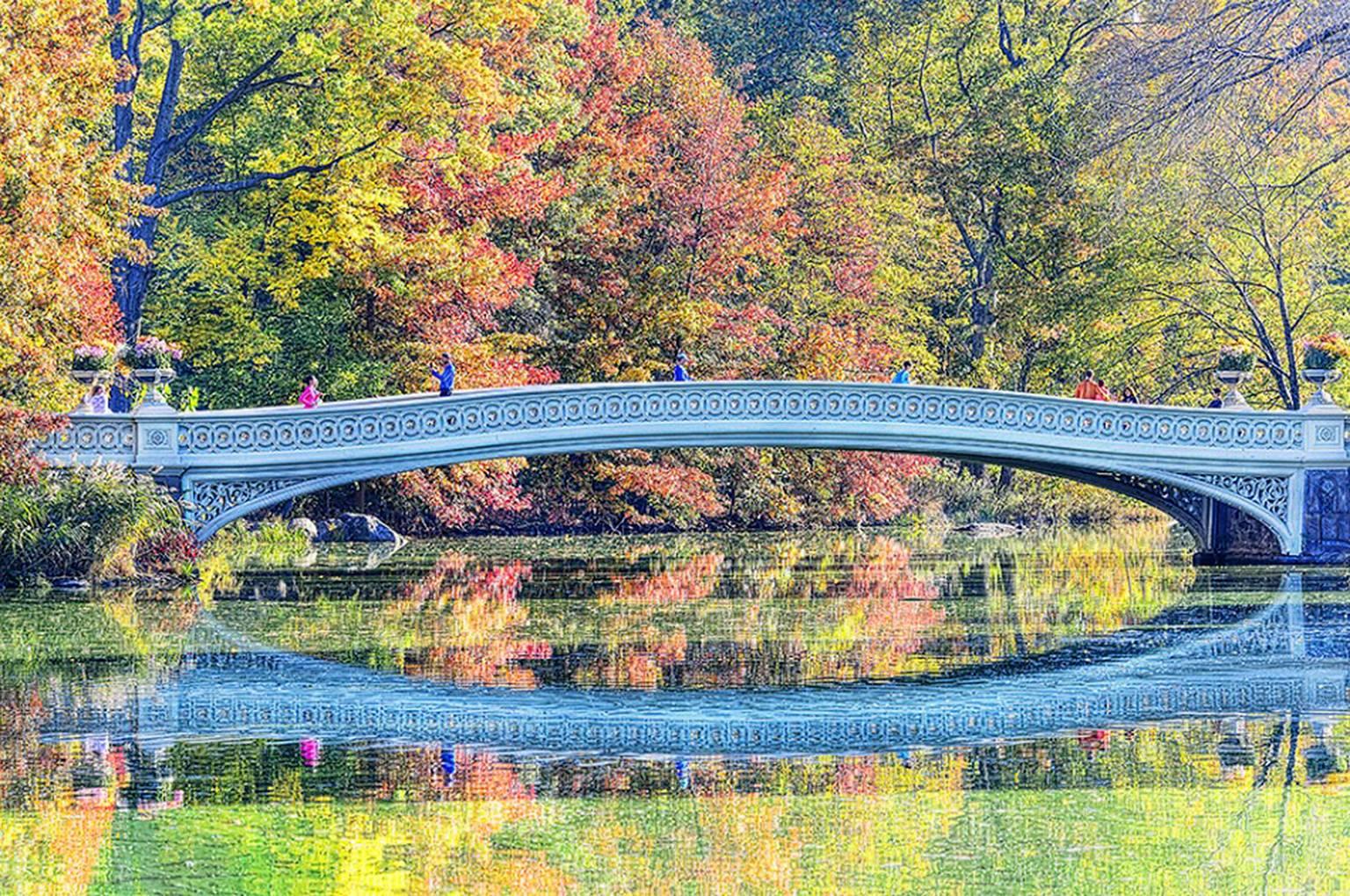 Mitchell Funk Color Photograph – Bogenbrücke
