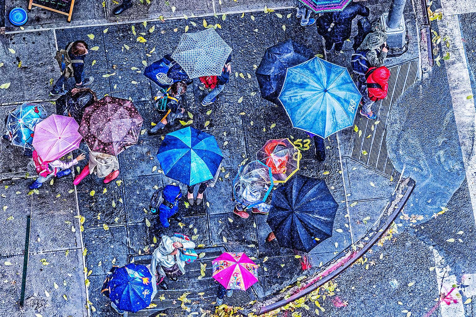 Color Photograph de Mitchell Funk - Lluvia en Manhattan