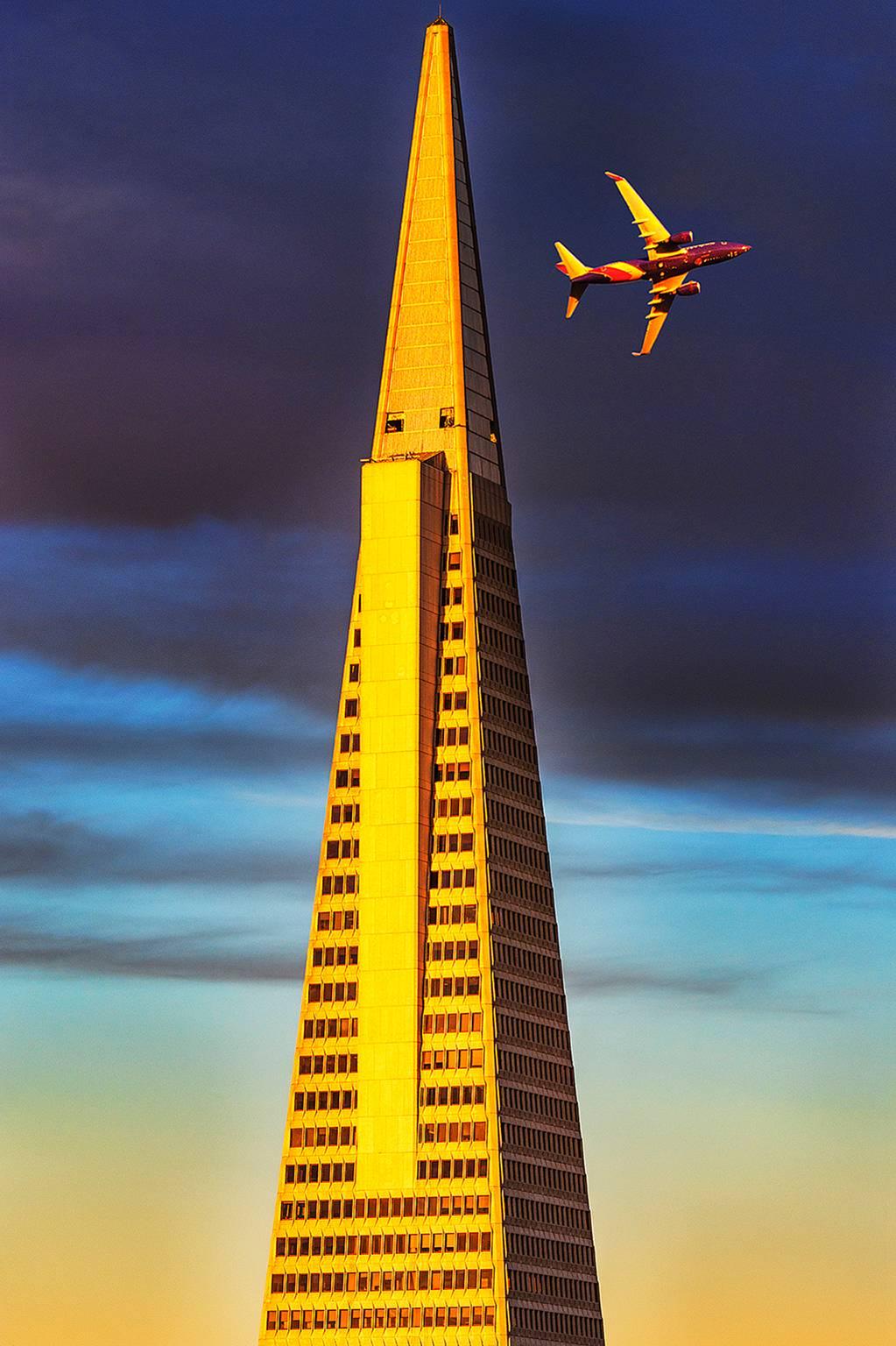 Mitchell Funk Landscape Photograph – Trans America Building, San Francisco in zauberhaftem goldenen Licht