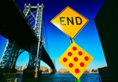 Manhattaner Brücke und gelbes Schild