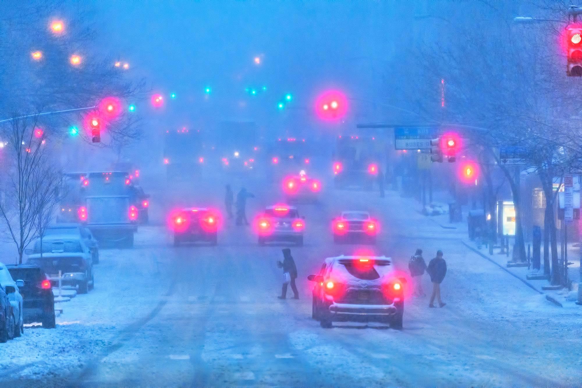 La danza delle luci rosa in una giornata di neve a New York