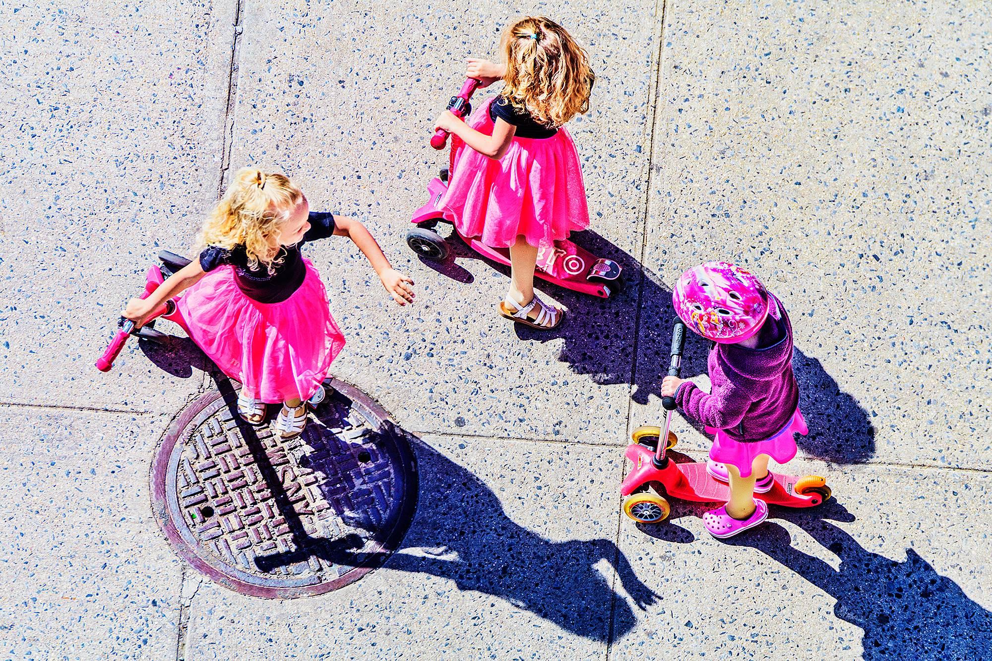 Abstract Photograph Mitchell Funk - Trois filles en rose