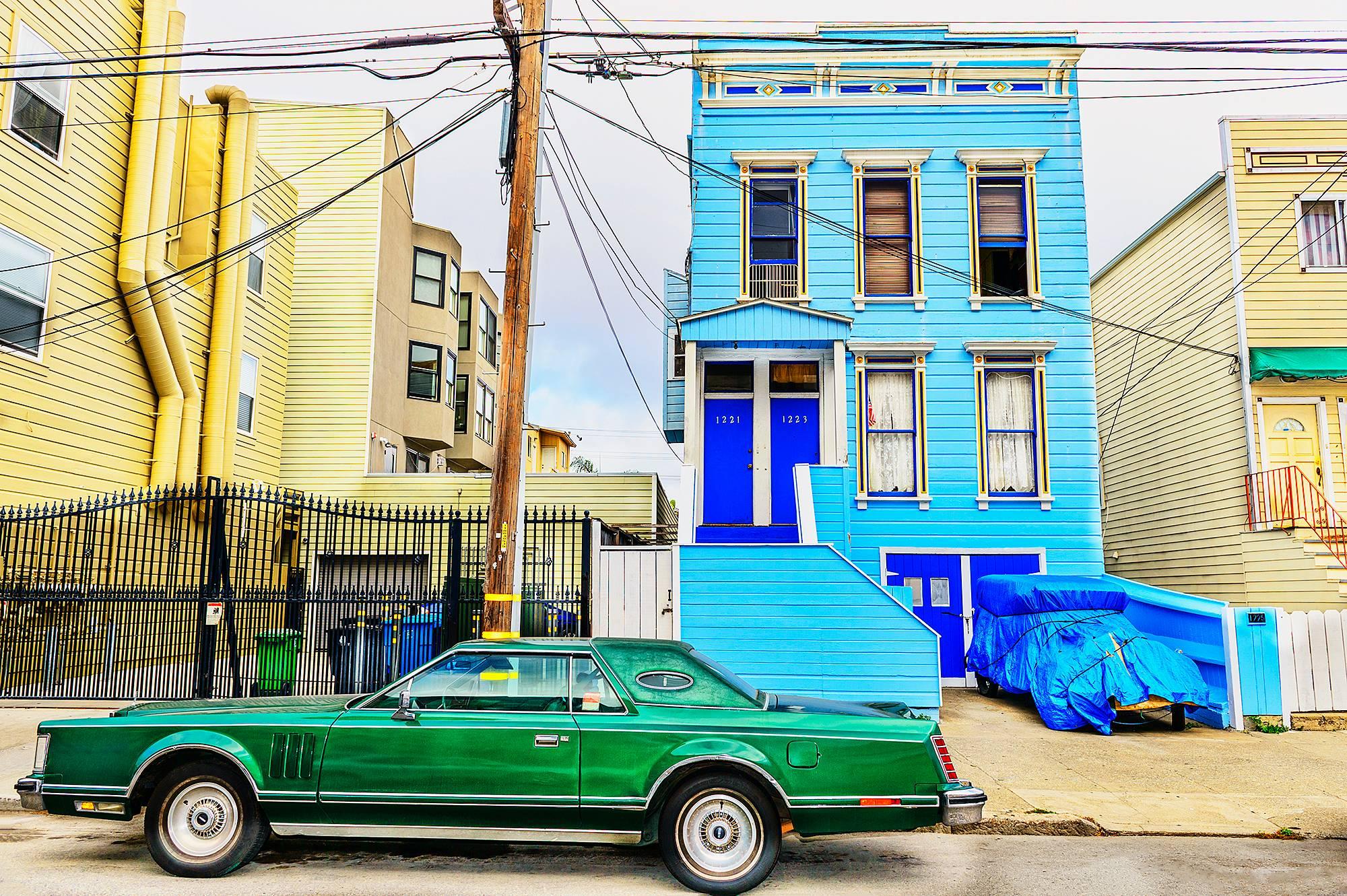 Mitchell Funk Color Photograph – Funky Grüner Auto in San Francisco