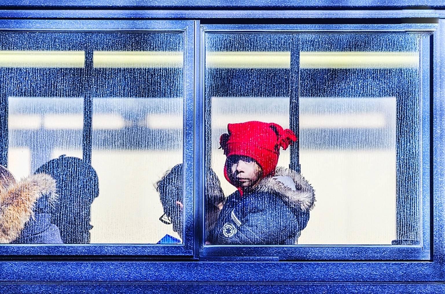 Color Photograph de Mitchell Funk - Autobús Azul. Red Hat