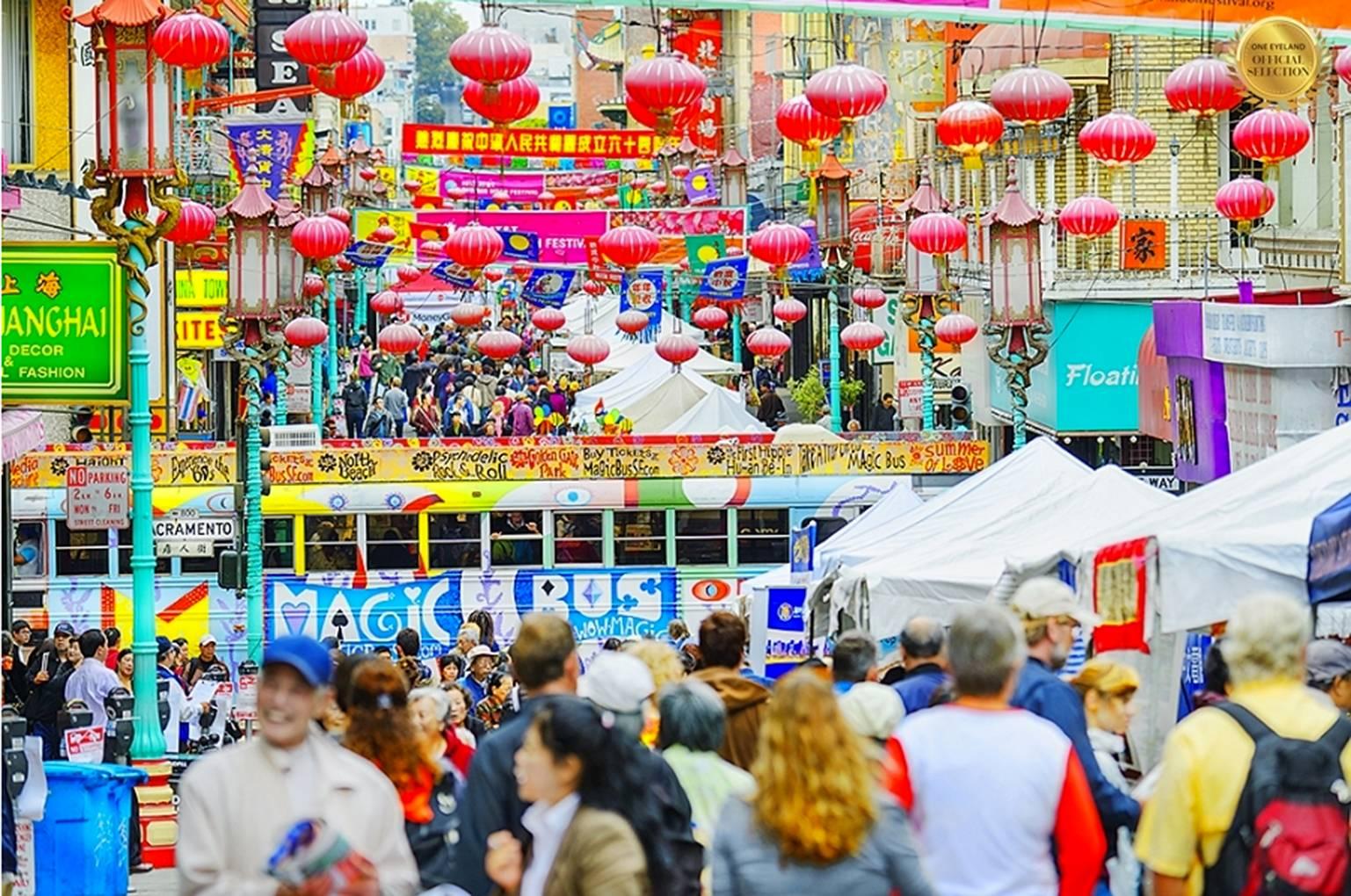 Photographie de lanternes de rue de la ville chinoise de San Francisco par Mitchell Funk