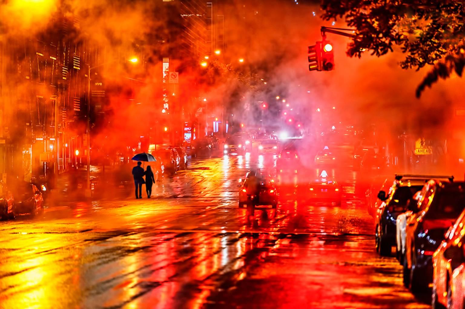 Mitchell Funk Color Photograph – Guggenheim-Blöcke, Red Street, New York