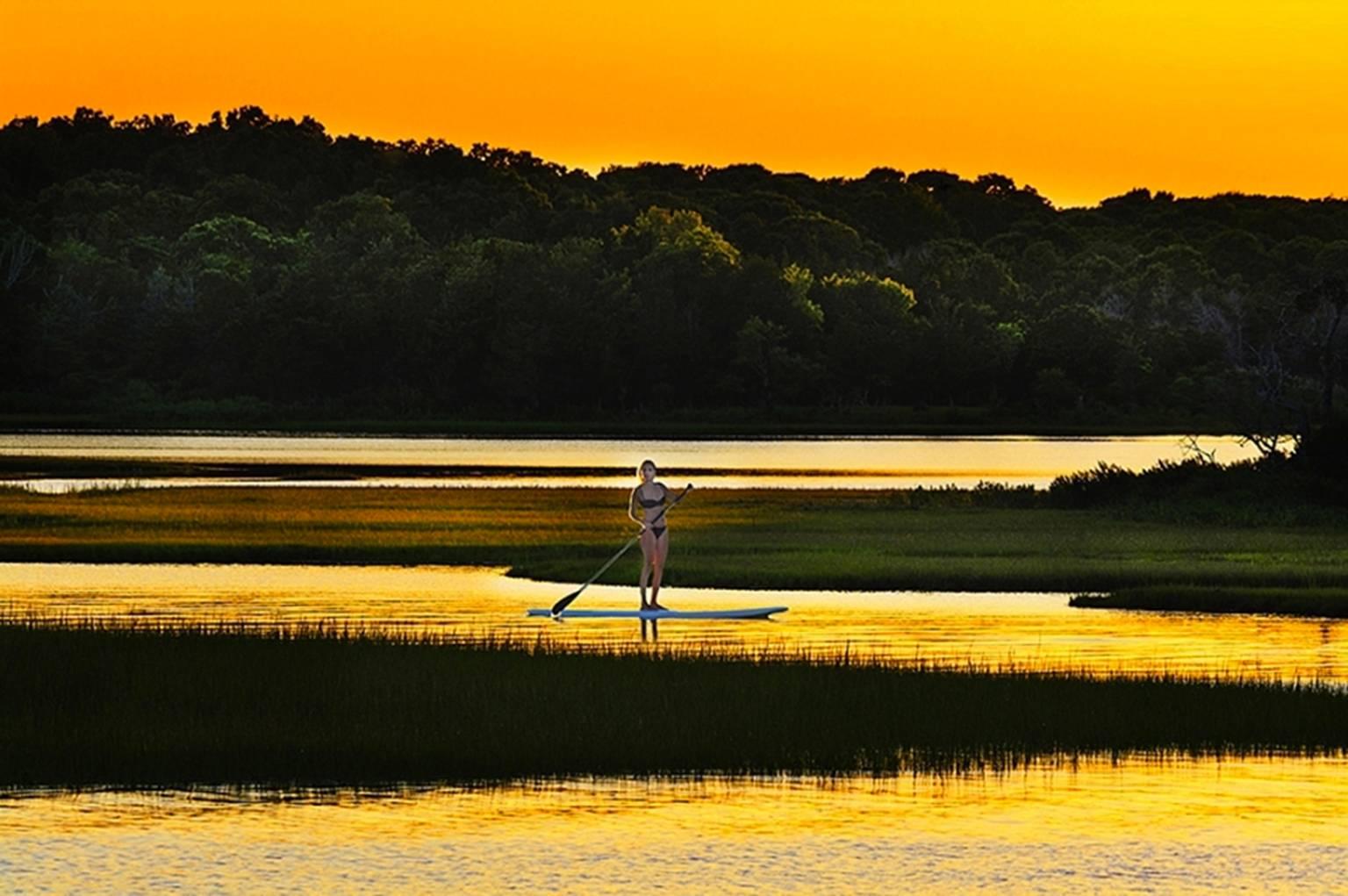 Color Photograph di Mitchell Funk - Ragazza nello stagno di East Hampton