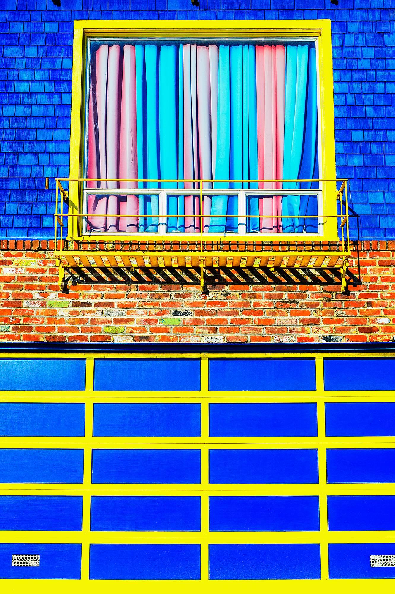 Abstract Photograph de Mitchell Funk - Pared azul y amarilla
