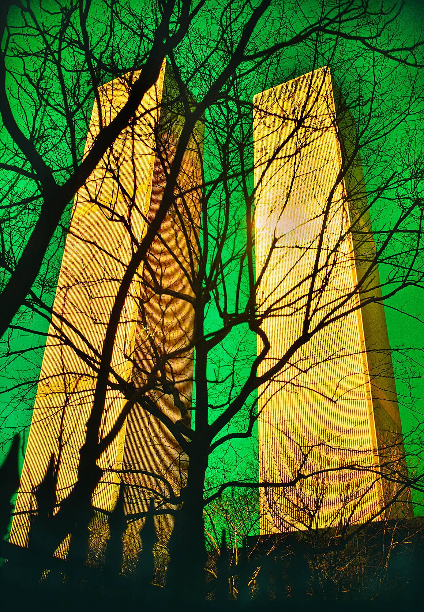 Color Photograph Mitchell Funk - Tours jumelles, World Trade Center avec filtre vert