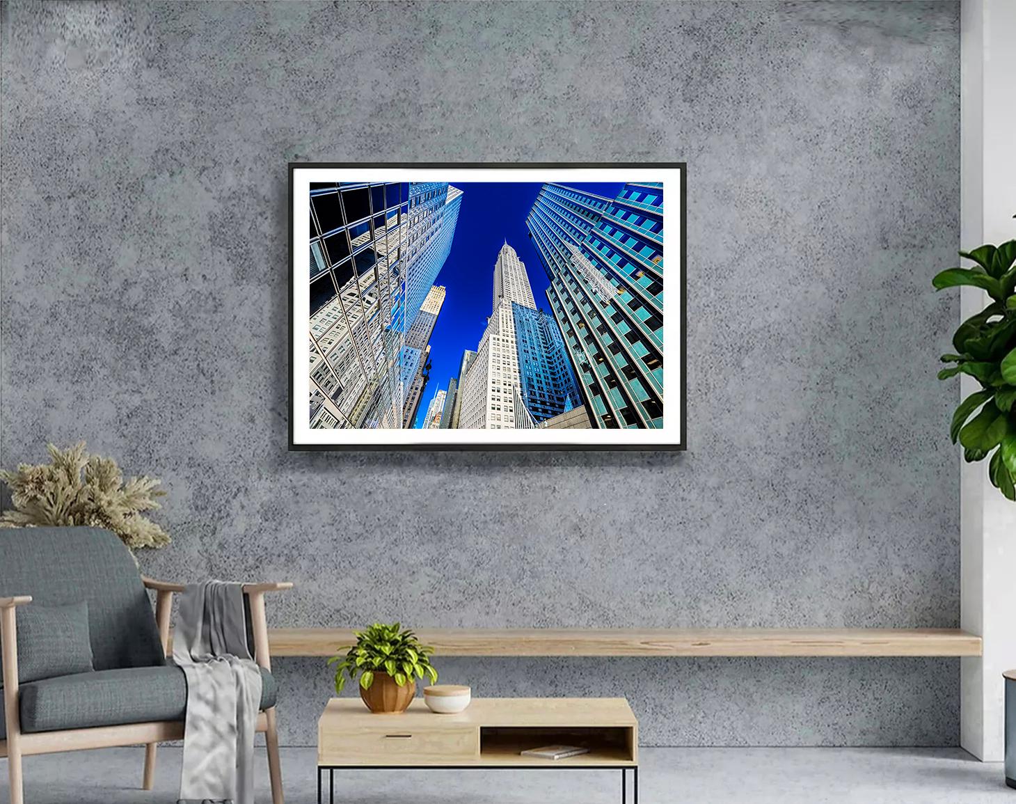 Il Chrysler Building con lo sguardo rivolto verso l'alto in una giornata nitida e incontaminata a New York - Photograph Astrattismo geometrico di Mitchell Funk