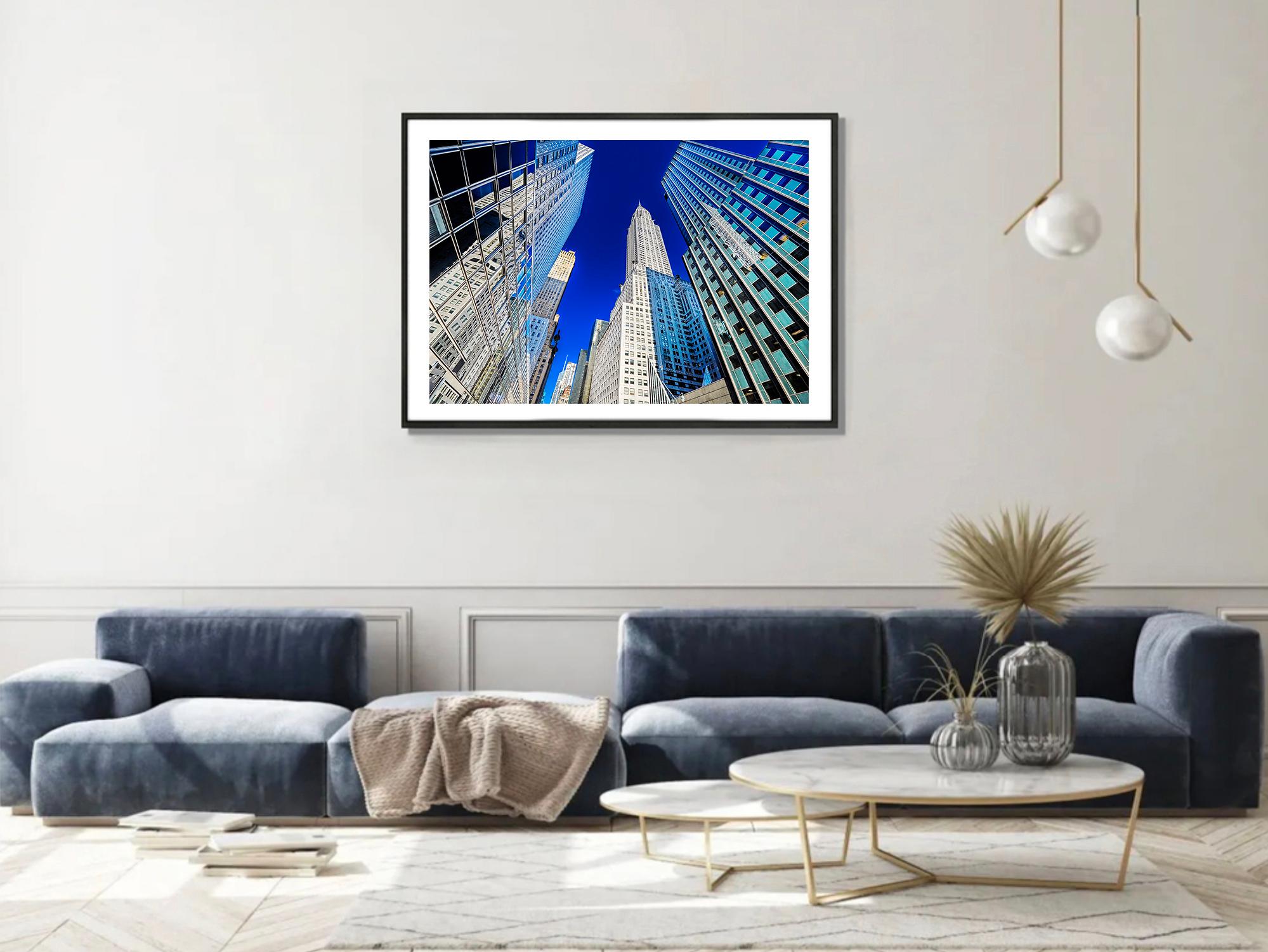 Il Chrysler Building con lo sguardo rivolto verso l'alto in una giornata nitida e incontaminata a New York - Landscape Photograph Viola di Mitchell Funk