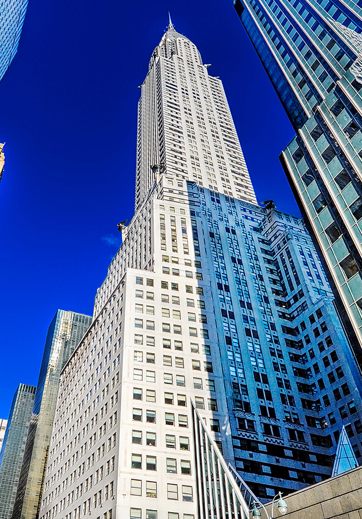 Il Chrysler Building con lo sguardo rivolto verso l'alto in una giornata nitida e incontaminata a New York in vendita 1