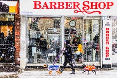 Hundespaziergänger vor einem Friseursalon im Schneesturm, New York City