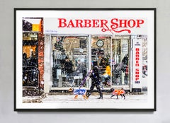 Hundespaziergänger vor einem Friseursalon im Schneesturm, New York City
