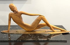 Art-Déco-Aktskulptur einer Frau, elegant von Hand aus poliertem Holz geschnitzt