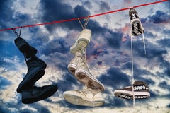 „Sneakers on Telephone Wire“, signiert am 15.03., 29 x 43, Kunstdruck