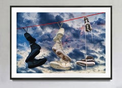 „Sneakers on Telephone Wire“, signiert am 15.03., 29 x 43, Kunstdruck