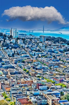 Blick aus der Vogelperspektive auf die Häuser von San Francisco mit der Golden Gate Bridge im Hintergrund