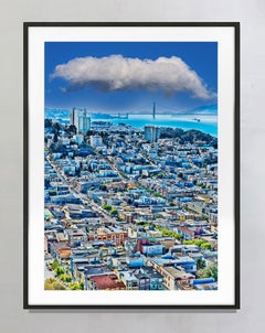Blick aus der Vogelperspektive auf die Häuser von San Francisco mit der Golden Gate Bridge im Hintergrund