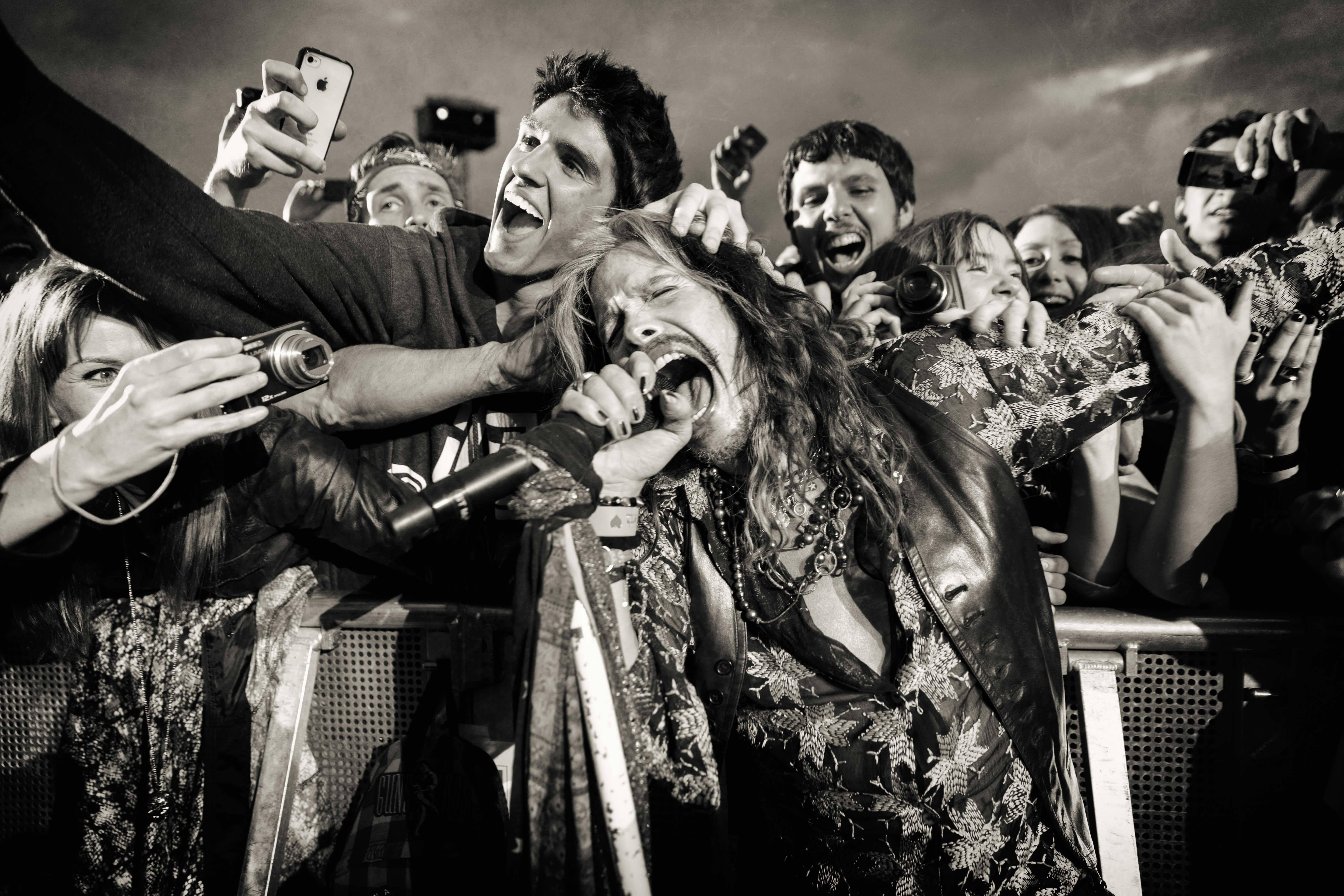 Steven Tyler entre el público de un concierto de Aerosmith mientras los fans se hacen selfies y fotos con Steven.  

Edición gráfica limitada sobre papel Archival Canson Platine Fibre Rag.  

Firmado y numerado por el artista. 

Tamaño de la